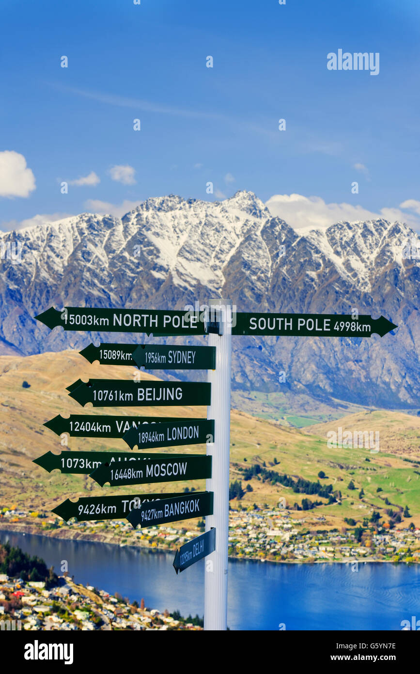 Tutte le direzioni segno posto, Queenstown, Isola del Sud, Nuova Zelanda Foto Stock