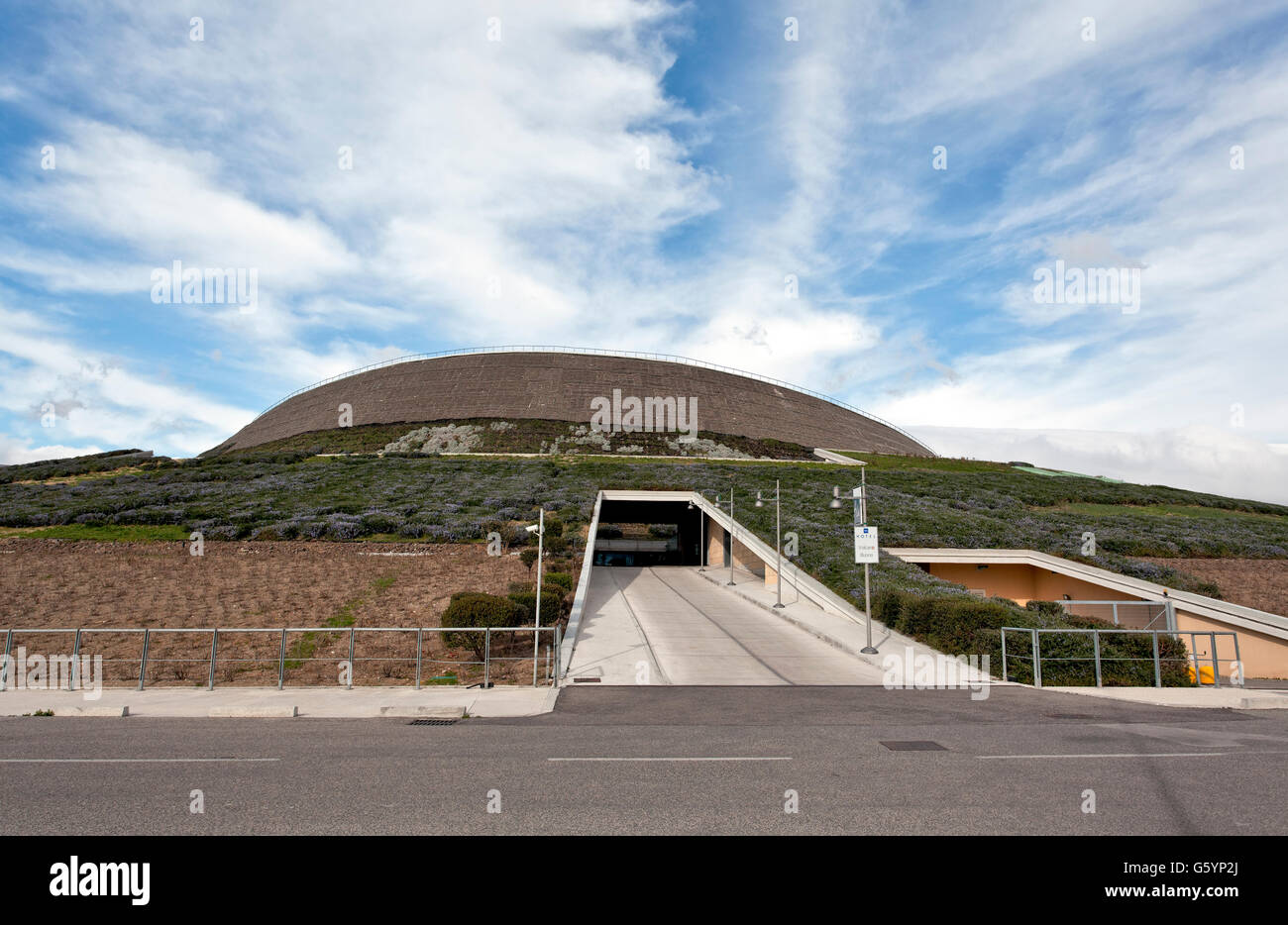 Il Vulcano Buono shopping mall e il centro per il tempo libero, con giardino sul tetto, architetto Renzo Piano, a Nola, Campania, Italia, Europa Foto Stock