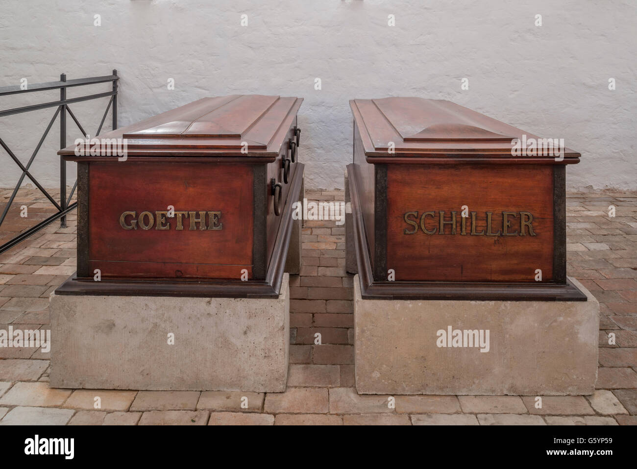 Le bare di Goethe e Schiller in royal cripta, Fürstengruft, cimitero storico, Weimar, Turingia, Germania Foto Stock