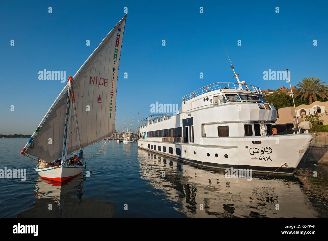 Single-masted barca a vela, sambuco, nave passeggeri sul Nilo, Luxor, Egitto Foto Stock