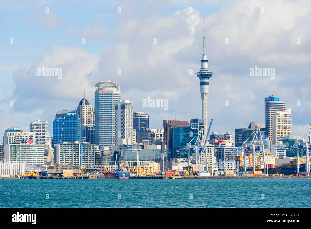 Skyline con skyscrappers e Sky Tower di Auckland, Isola del nord, Nuova Zelanda Foto Stock