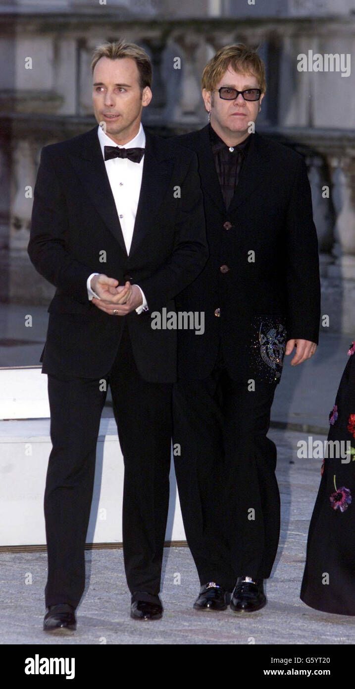 Sir Elton John e il suo partner David forniscono alla Somerset House di Londra, per un beneficio benefico in aiuto dell'ARCA benefica per i bambini e del Somerset House Education Program. Foto Stock