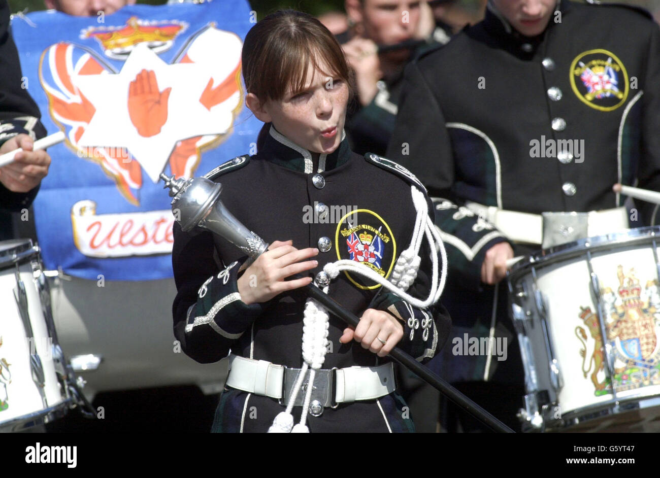 Danielle McVeigh (12) da Belfast fischiola insieme ad una band di Loyalist che ha marciato oltre Carlisle Circus a Belfast durante una delle tante sfilate di Orange attraverso l'Irlanda del Nord per celebrare il 312esimo anniversario della Battaglia dei Boyne. Foto Stock