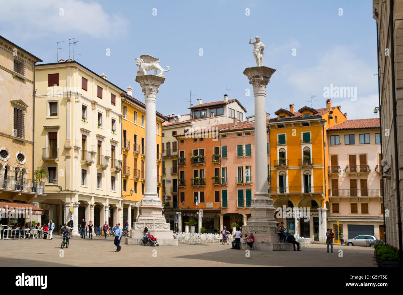 Pilastri e rabboccato con il leone alato di Venezia e Christo Redentor in Piazza Dei Signoiri, Vicenza, Italia Foto Stock