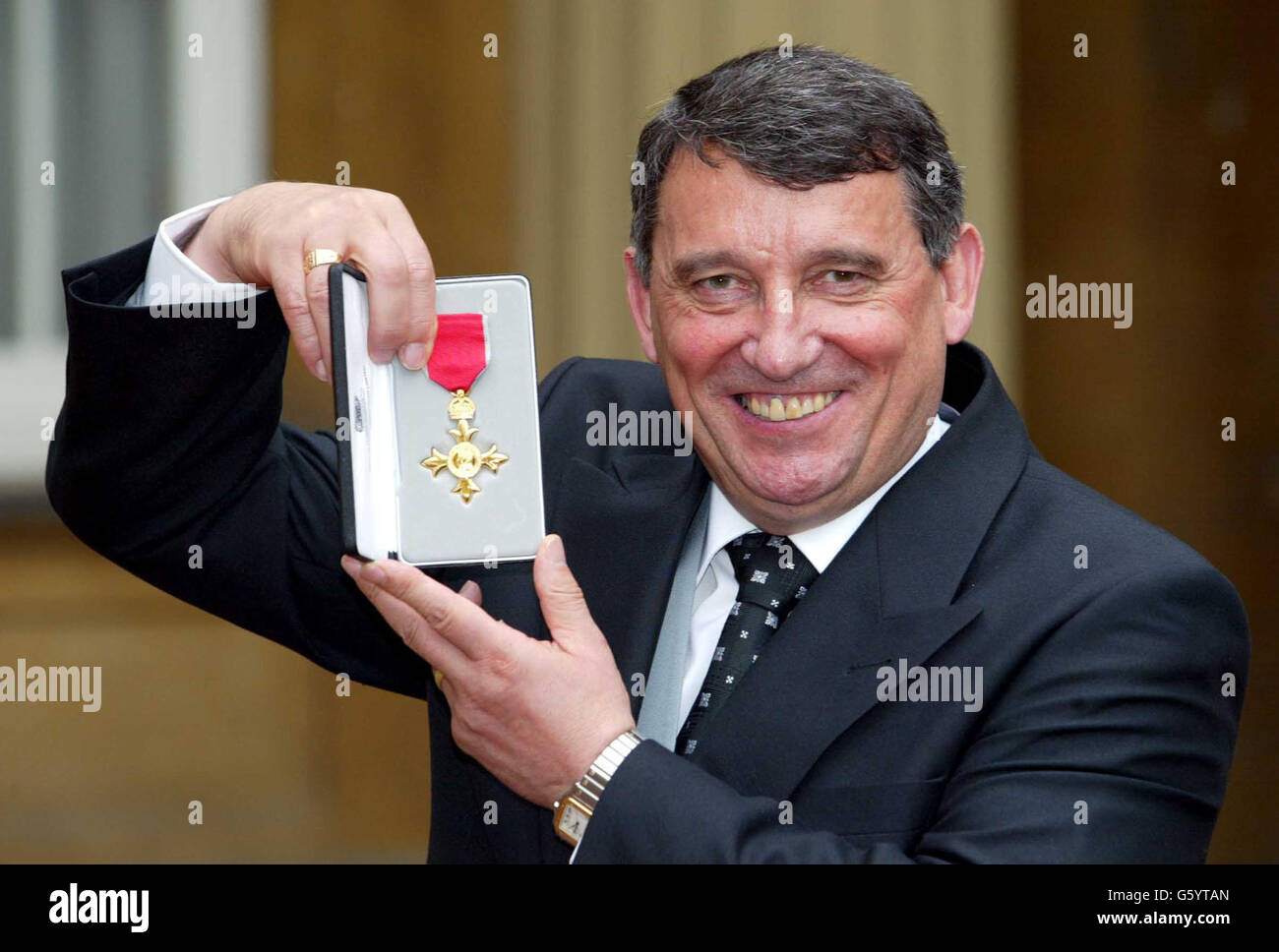 Graham Taylor, manager della squadra di calcio Aston Villa ed ex boss dell'Inghilterra, detiene la medaglia ufficiale dell'Impero britannico (OBE) che gli è stata presentata dal Principe di Galles a Buckingham Palace. Foto Stock
