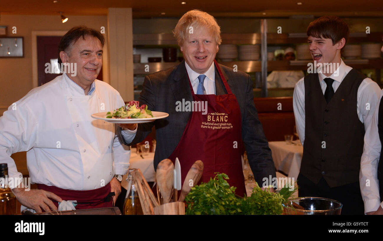 Il Sindaco di Londra Boris Johnson si unisce allo chef Raymond Blanc in uno dei suoi ristoranti Brasserie Blanc nella città di Londra, dove ha esortato le aziende alimentari e di ospitalità della capitale ad assumere più giovani come apprendisti. Foto Stock