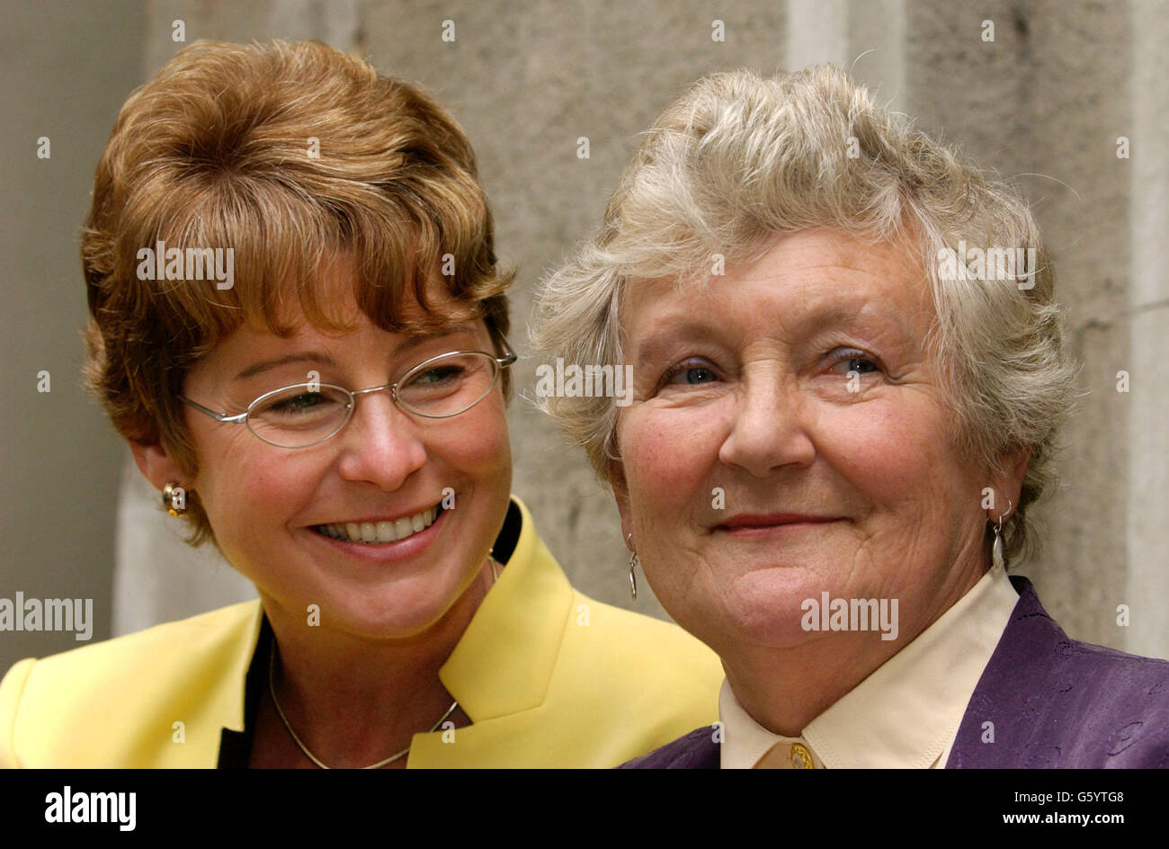 Archeologo forense e antropologo, Professor Margaret Cox (a sinistra) con la madre dell'agente immobiliare mancante Suzy Lamplugh, Diana Lamplugh, dopo l'incontro al European Women of Achievement Awards di Londra. Il Professor Cox ha vinto il Premio umanitario per il quale è stata nominata anche la signora Lamplugh. Foto Stock