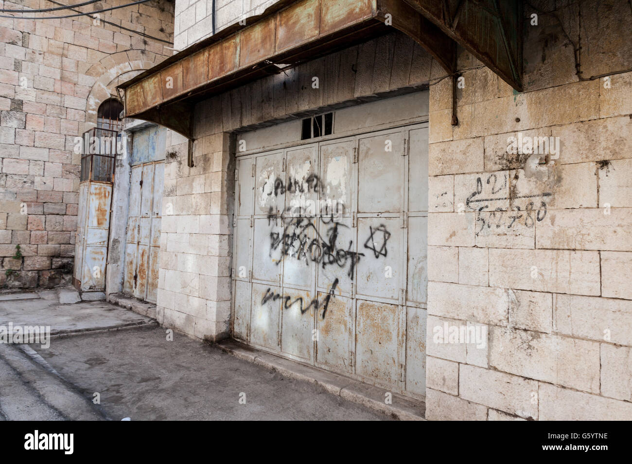 Hebron Città Vecchia. I palestinesi sono stati rimossi dalle loro case e la città vecchia è occupata da coloni ebrei protetti da IDF. Foto Stock