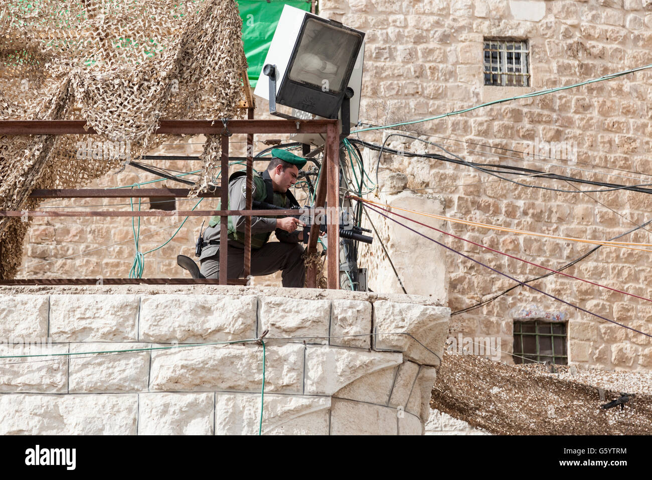 Hebron Città Vecchia. I palestinesi sono stati rimossi dalle loro case e la città vecchia è occupata da coloni ebrei protetti da IDF. Foto Stock