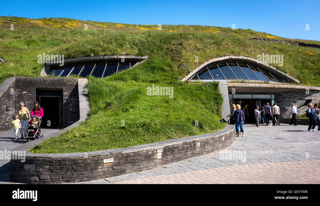 Scogliere di Moher Center Clare Irlanda Wild modo atlantico Foto Stock