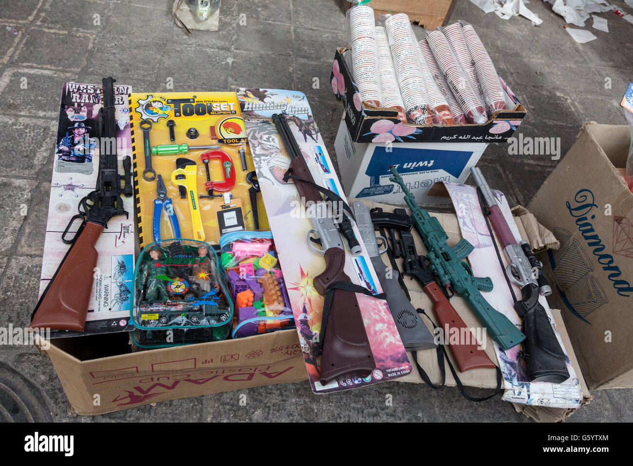 Hebron Città Vecchia. I palestinesi sono stati rimossi dalle loro case e la città vecchia è occupata da coloni ebrei protetti da IDF. Foto Stock