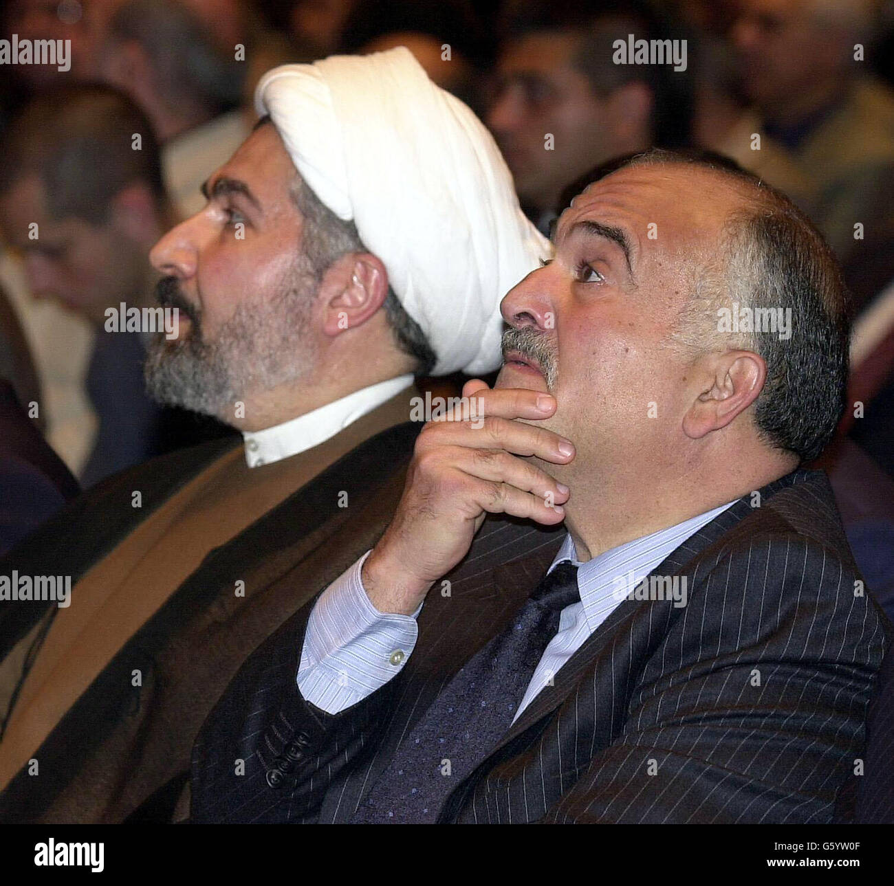 L'ex principe ereditario Hassan di Jordon (destra) ha ascoltato i relatori durante la conferenza per i membri del Congresso Nazionale iracheno, ex leader militari del paese, e altri contrari al regime, a Kensington Town Hall, Londra. * l'incontro è stato tenuto dall'Alleanza militare della Coalizione Nazionale irachena. L'incontro arriva un giorno dopo che il giornale USA Today ha riferito che un funzionario del Pentagono diceva che gli Stati Uniti avrebbero iniziato un'invasione dell'Iraq solo se Saddam Hussein facesse la prima mossa. Foto Stock