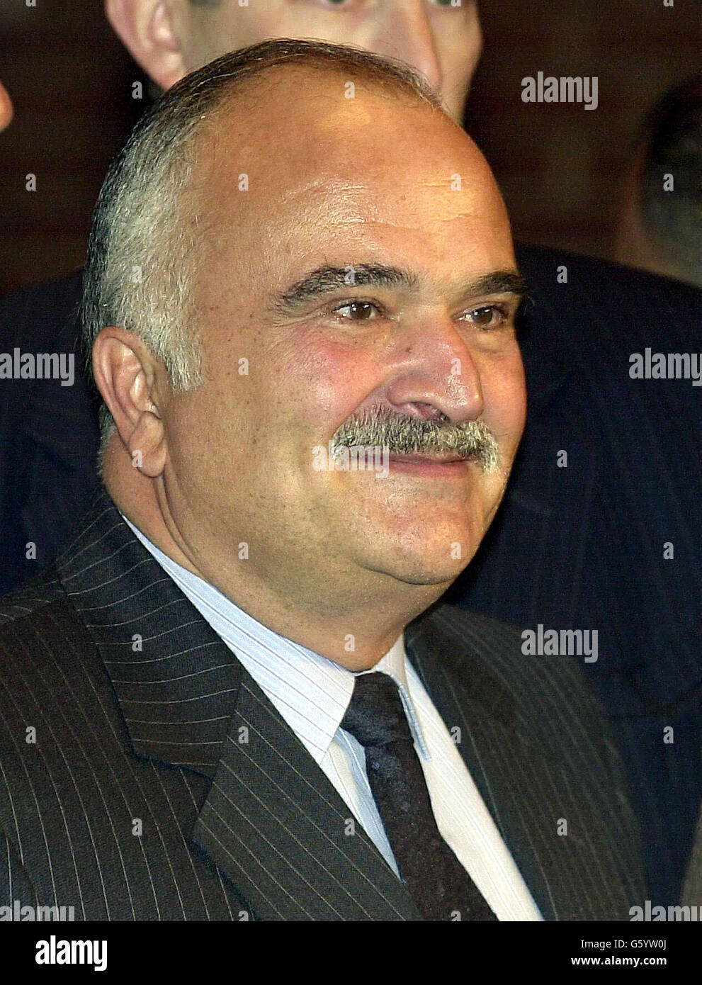 L'ex principe ereditario Hassan di Jordon, ascoltando i relatori durante la conferenza per i membri del Congresso Nazionale iracheno, gli ex leader militari del paese, e altri contrari al regime, presso il Municipio di Kensington, Londra. L'incontro è stato tenuto dall'Alleanza militare della Coalizione Nazionale irachena. L'incontro arriva un giorno dopo che il quotidiano USA Today ha riferito un funzionario del Pentagono come dicendo che gli Stati Uniti inizierebbero un'invasione dell'Iraq solo se Saddam Hussein facesse la prima mossa. Foto Stock