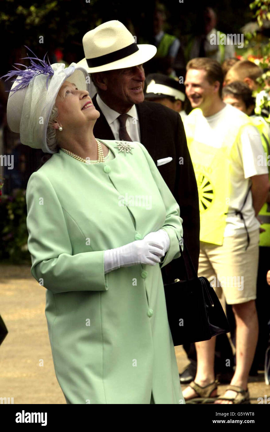 La Regina e il Principe Filippo in Bury St Edmunds, Suffolk durante la loro visita nella regione come parte del tour del Giubileo d'Oro della Regina delle Isole Britanniche Foto Stock