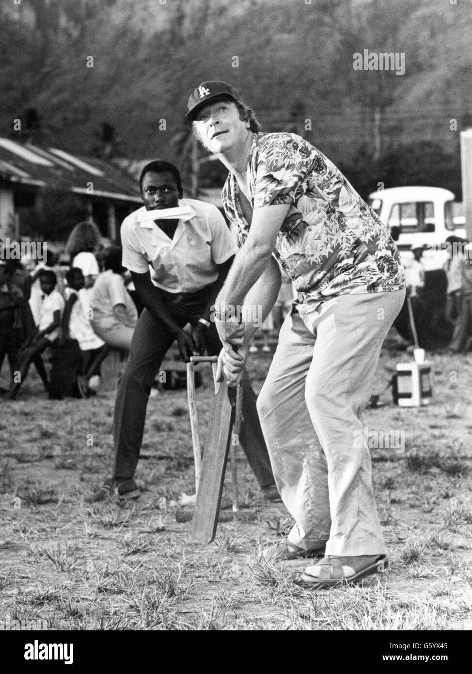 Michael Caine suona il cricket sul set del film comico 'Water', in cui gioca il govenor di una piccola isola. Le riprese si svolgono a St Lucia. Foto Stock