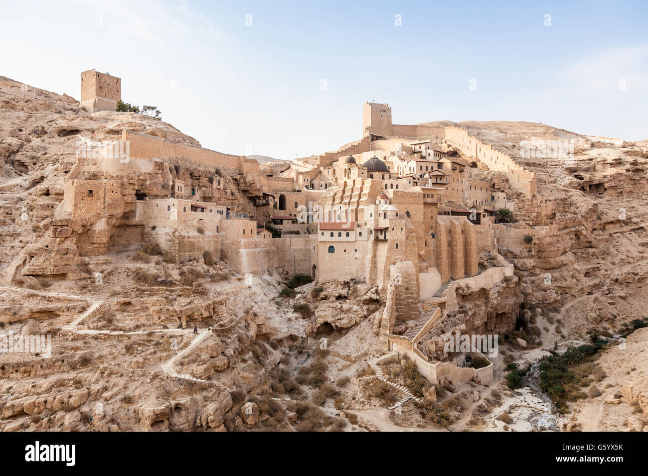 Deserto della Giudea a est di Gerusalemme e a ovest dal Mar Morto con il torrente Kidron e Mar Saba monastero in Palestina e in Israele. Foto Stock