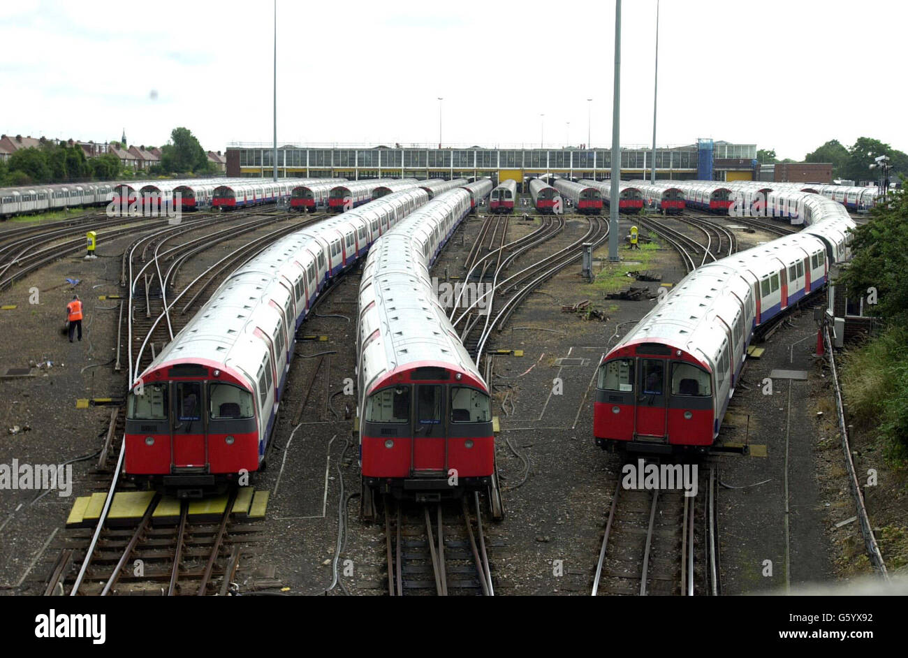 I treni della metropolitana sono inattivi in un deposito nella parte ovest di Londra come autisti, personale della stazione e segnalatori sul palco della metropolitana di Londra un passaggio di 24 ore di fila sopra la sicurezza della metropolitana. *i tre milioni di persone che normalmente usano la metropolitana ogni giorno dovrebbero passare ad altre forme di trasporto per arrivare al lavoro. I leader dell'Unione hanno affermato che il partenariato pubblico privato previsto per la rete sotterranea potrebbe mettere a rischio la vita del personale e dei passeggeri. Foto Stock