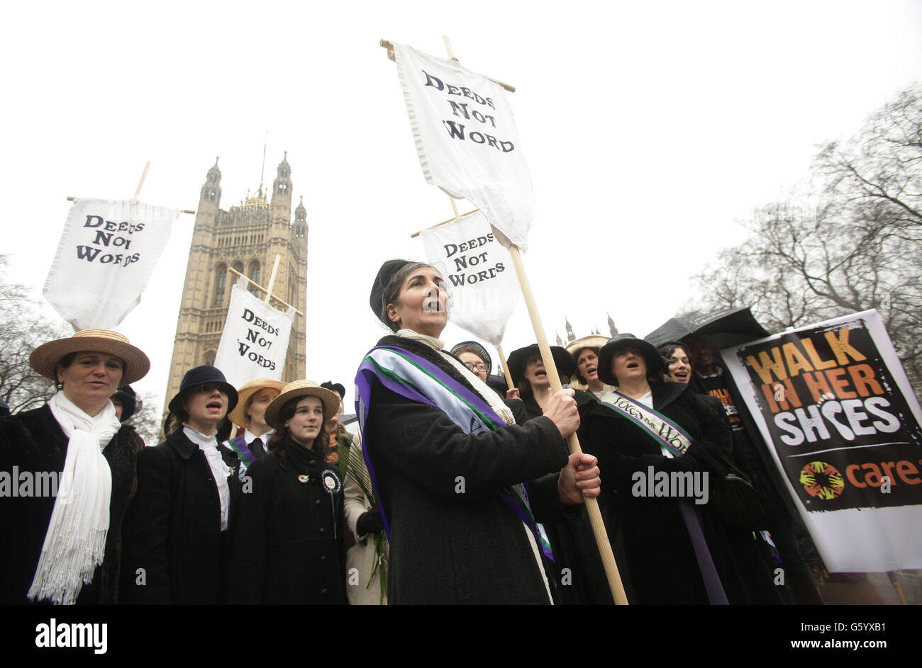 Helen Pankhurst (centro, la nipote della suffragetta Sylvia Pankhurst e la bisnonna di Emmeline Pankhurst), durante una fotocellula per celebrare la Giornata Internazionale della Donna, ai Victoria Tower Gardens nel centro di Londra. Foto Stock