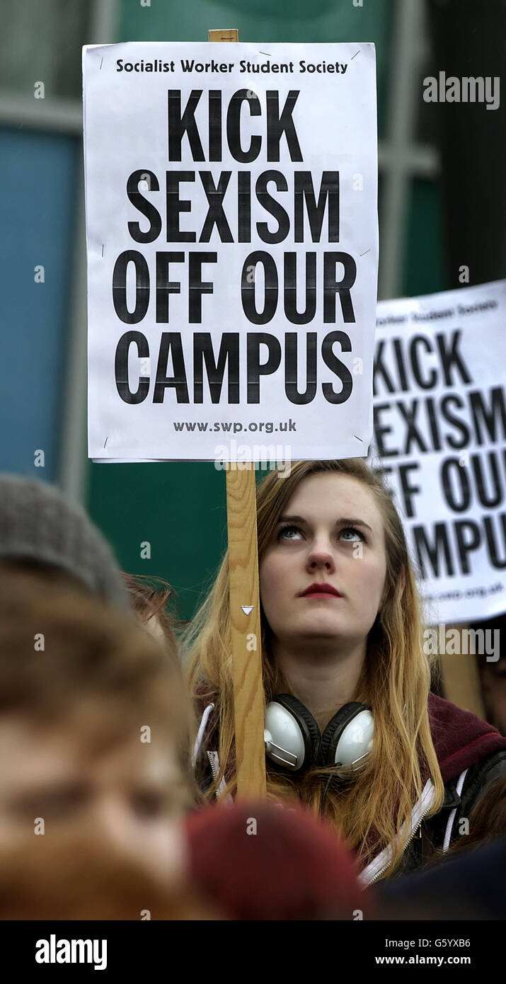 Gli studenti si radunano contro il sessismo nel campus, durante la Giornata internazionale delle donne, durante una protesta all'Università di Glasgow. Foto Stock