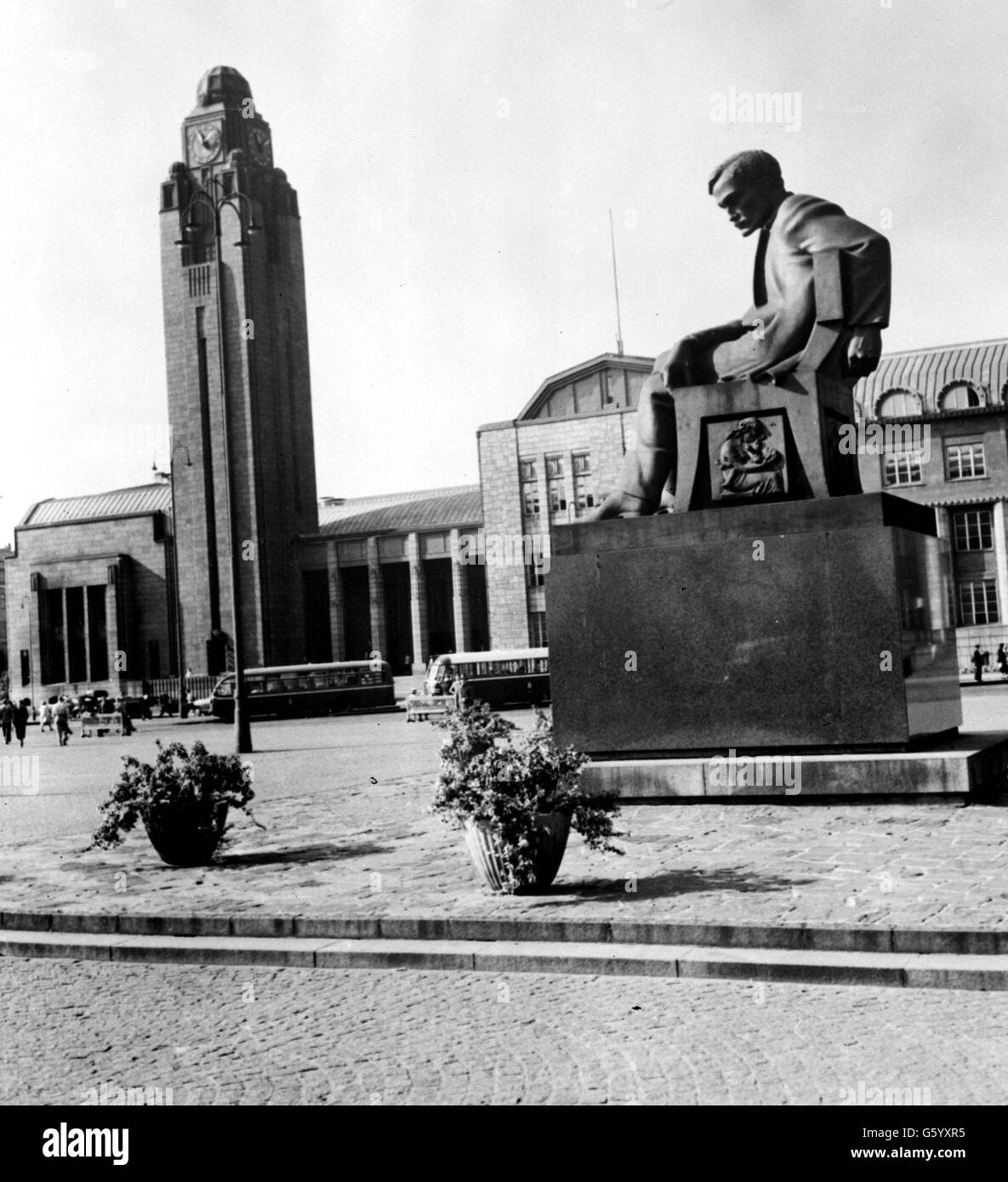 Statua dell'autore finlandese Aleksis Kivi. Stazione sullo sfondo. Foto Stock