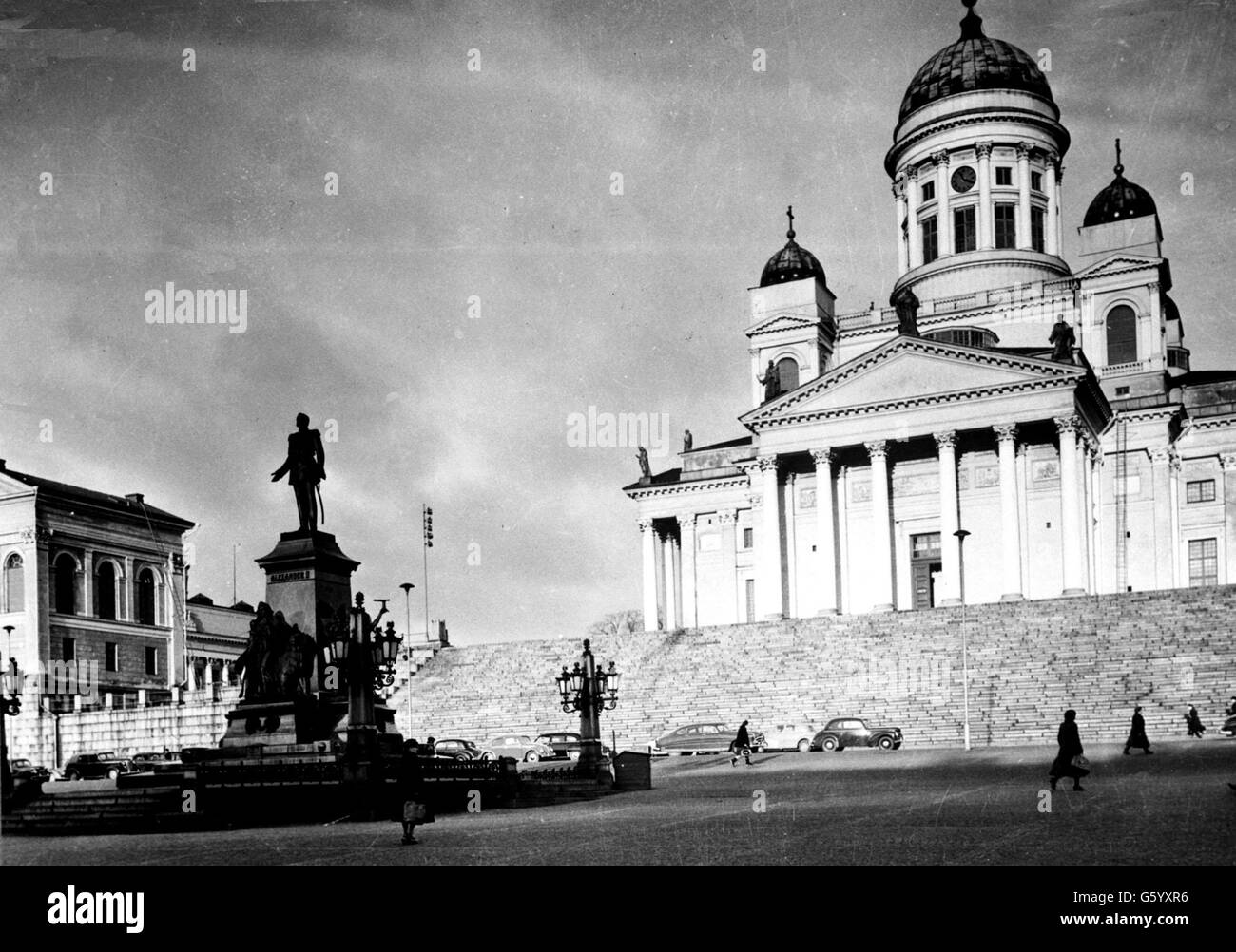 A Helsinki è la "Grande Chiesa" e in primo piano è la statua dello zar russo Alessandro 11. Foto Stock