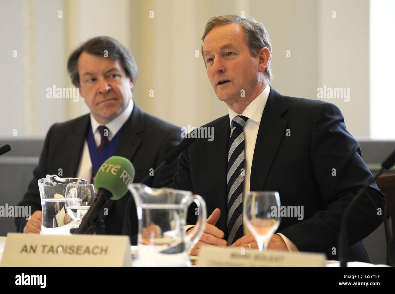 Taoiseach Enda Kenny (a destra) guardato dal Sindaco Lord di Londra Alderman Roger Gifford (a sinistra), si rivolge a un evento commerciale tenuto alla Mansion House nella città di Londra, dove ha esortato la Gran Bretagna a rimanere all'interno dell'Unione europea. Foto Stock