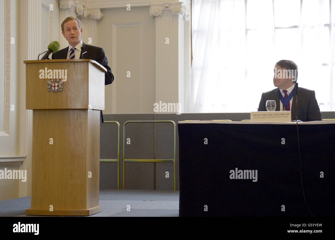 Taoiseach Enda Kenny (a sinistra) guardato dal Sindaco Lord di Londra Alderman Roger Gifford (a destra), si rivolge a un evento commerciale tenuto alla Mansion House nella città di Londra, dove ha esortato la Gran Bretagna a rimanere all'interno dell'Unione europea. Foto Stock