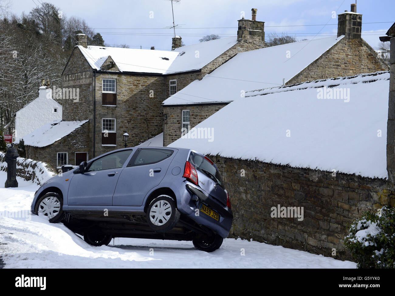 Una vettura si bilancia su 2 ruote dopo aver mancato di giudicare una curva in Allendale Northumberland. Foto Stock