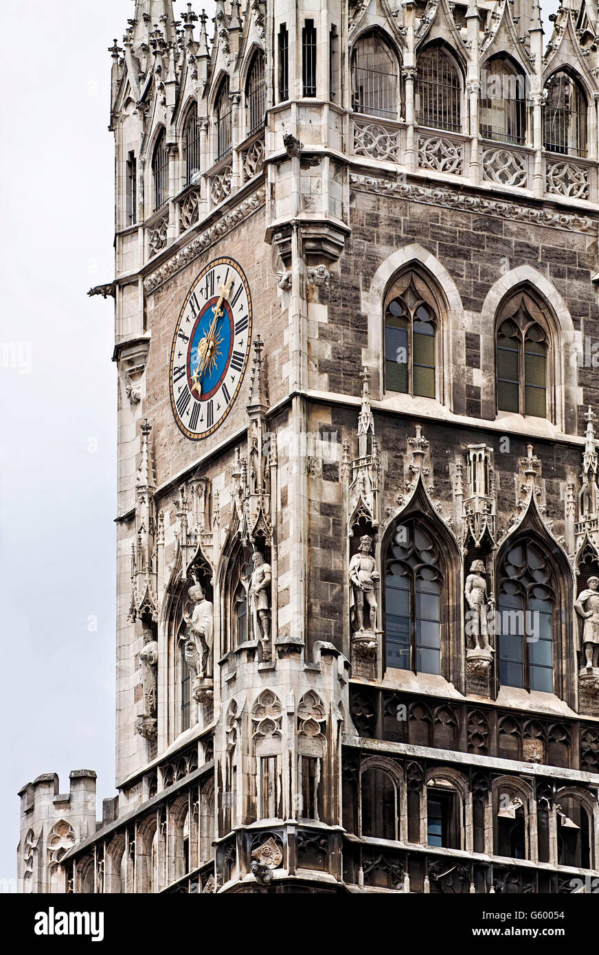 Monaco di Baviera, Germania, Torre dell'orologio del nuovo municipio in Marienplatz in architettura revival gotico Foto Stock