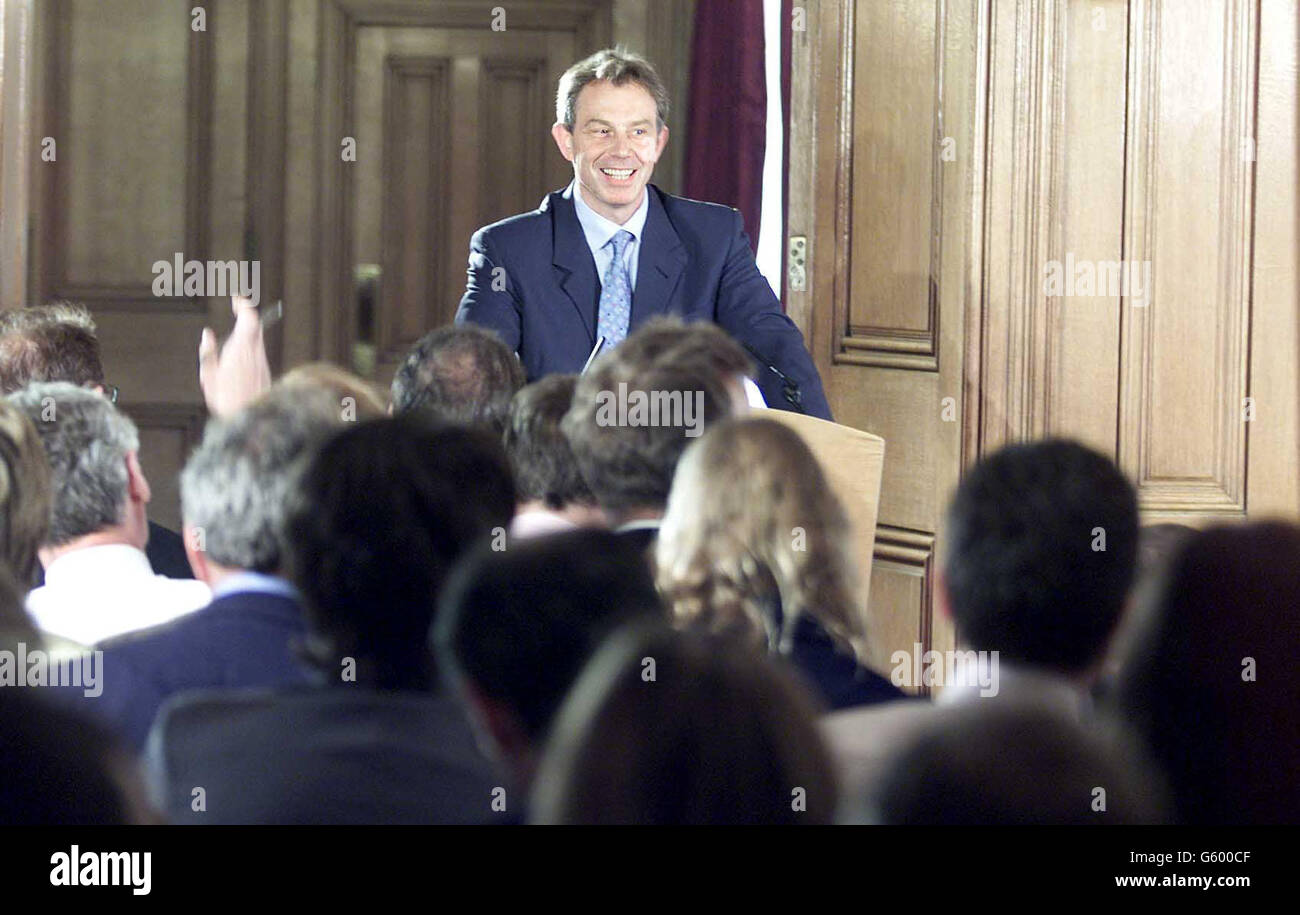Il primo ministro Tony Blair durante il suo secondo briefing sulla lobby radiofonica al numero 10 di Downing Street. Foto Stock