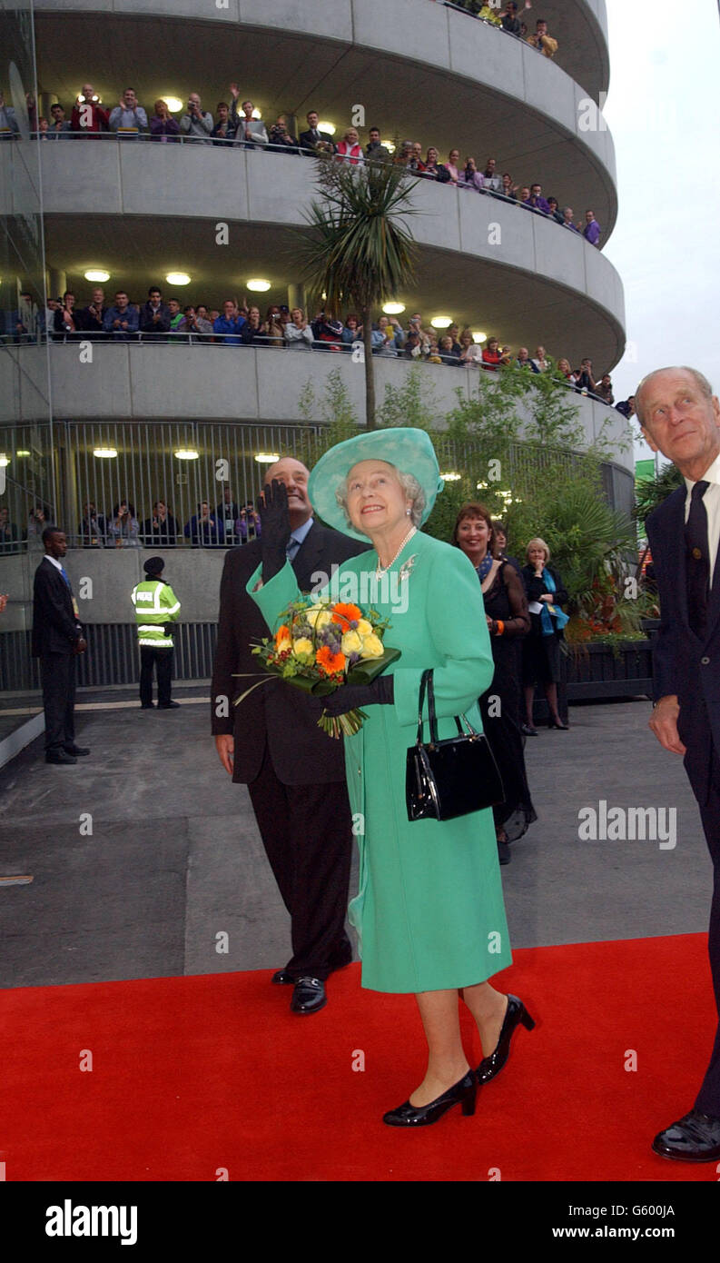 La regina britannica Elizabeth II arrivò per i diciassettesimi Giochi del Commonwealth riunendo oltre 5000 atleti di alto livello in molte discipline provenienti da tutto il Commonwealth, un'organizzazione volontaria di stati indipendenti, quasi tutti i quali erano in un tempo sotto il dominio britannico. Foto Stock