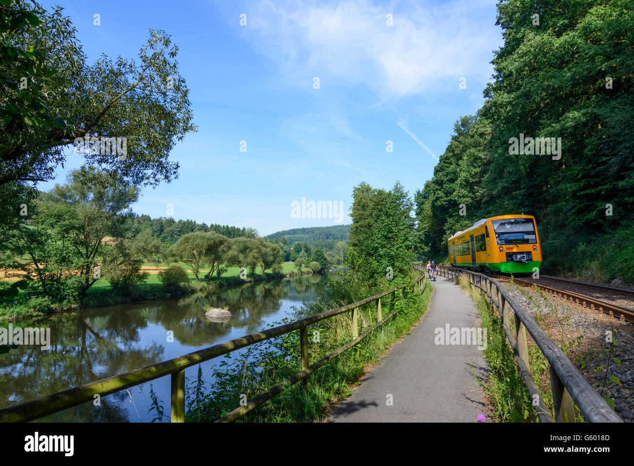 Pista ciclabile a fiume Regen, vagone ferroviario, linea ferroviaria Oberpfalzbahn, Miltach, in Germania, in Baviera, Baviera, Oberpfalz, Palatinato superiore Foto Stock
