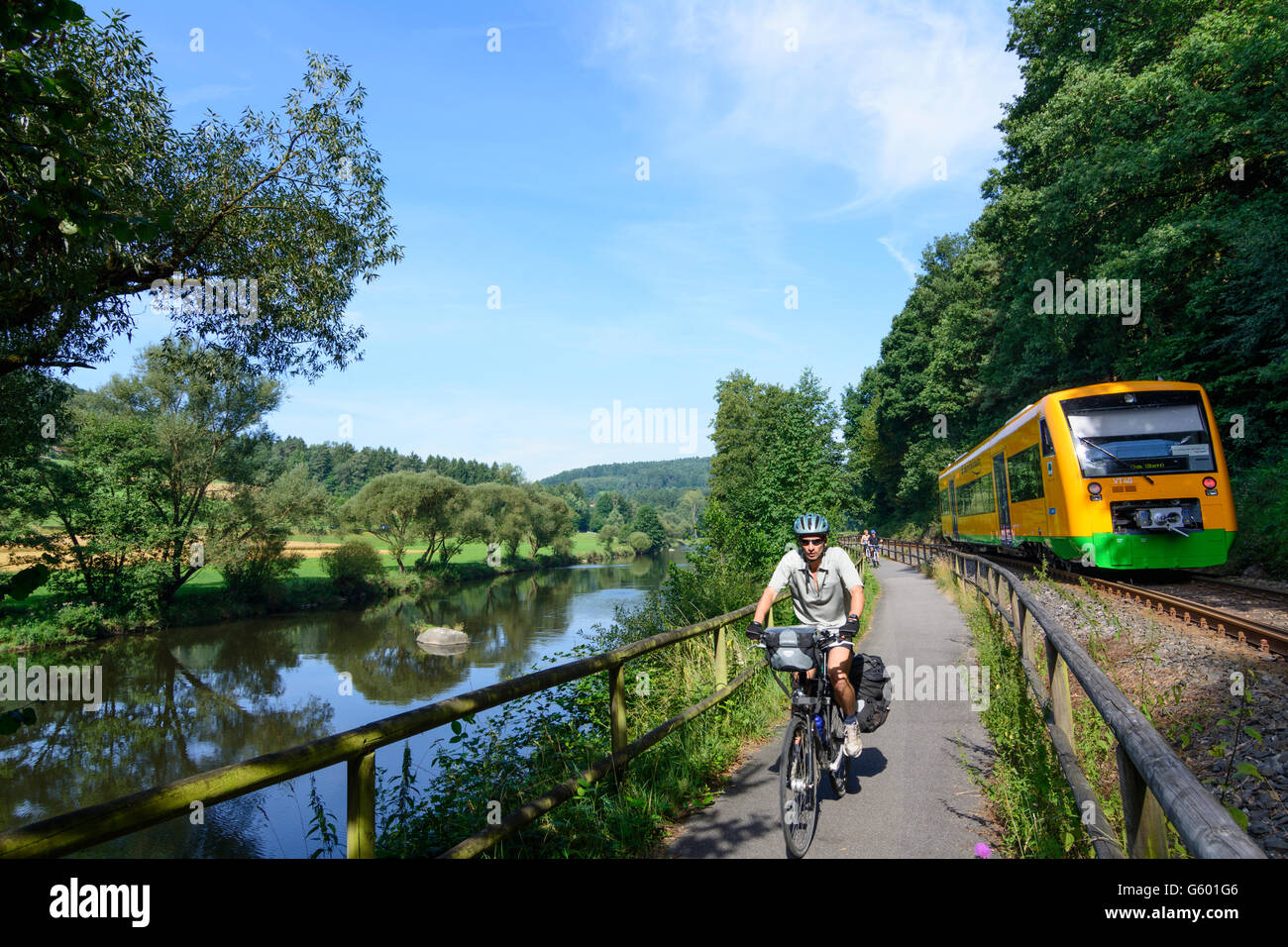 Pista ciclabile a fiume Regen, vagone ferroviario, linea ferroviaria Oberpfalzbahn, ciclista, Miltach, in Germania, in Baviera, Baviera, Oberpfalz, superiore della pala Foto Stock