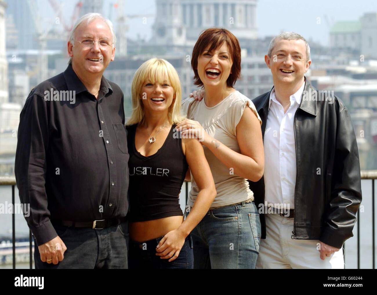Da sinistra a destra; il produttore di dischi Pete Waterman, il cantante Geri Halliwell, la presentatrice televisiva Davina McCall e il pop svengali Louis Walsh durante una fotocellula agli LWT Studios, per lanciare la nuova serie televisiva di Granada, Poppars: The Rivals. *... che creerà due gruppi rivali - una band ragazza e una band ragazzo - che gareggeranno in una gara per il numero uno nelle classifiche. Foto Stock