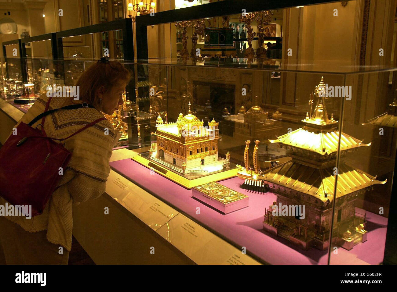 Regali di Stato in mostra nella Sala cena di ballo per l'apertura estiva di Buckingham Palace, Londra, per celebrare 50 anni di visite di stato. Il Palazzo è aperto al pubblico domani. Foto Stock