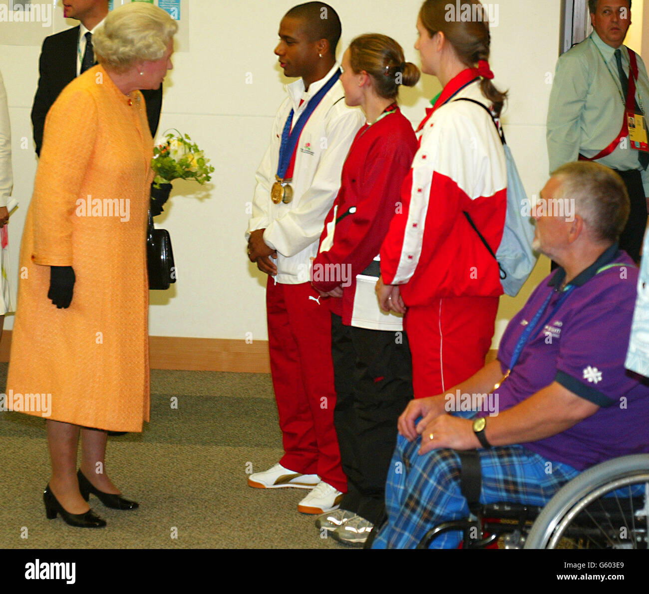 La Regina Elisabetta II della Gran Bretagna incontra i medalisti del Commonwealth Games (l-r) Kenukai Jackson of England, Kate Richardson del Canada, Michaela Breeze del Galles e John Robertson della Scozia, davanti alla cerimonia di chiusura dei Giochi del Commonwealth del 2002 presso lo stadio City of Manchester. *....... Manchester. Foto Stock
