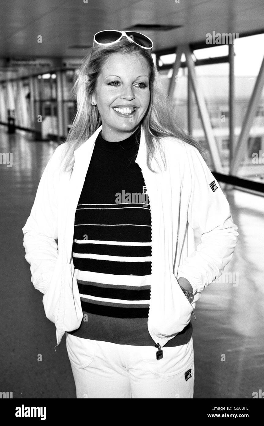 L'attrice britannica Sally Thomsett prima di tornare in Nord America e di parlare all'aeroporto di Heathrow della sua nuova serie televisiva "Sally in America". La serie si basa sugli aspetti pazzi dello stile di vita americano. Foto Stock