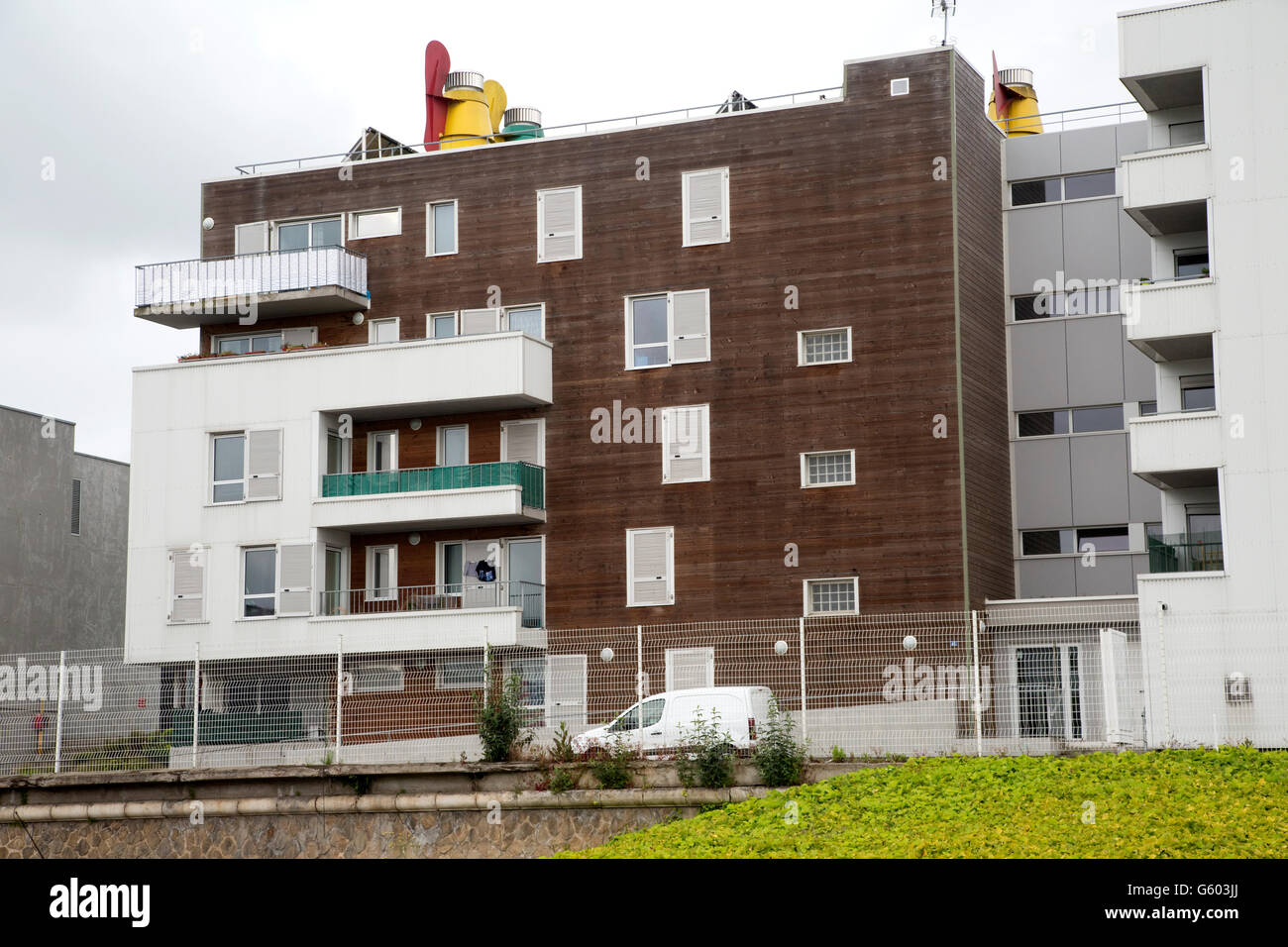 Vento assistita ventilazione naturale sistemi per la fornitura di energia zero raffreddamento su tetto di appartamenti Francia Foto Stock