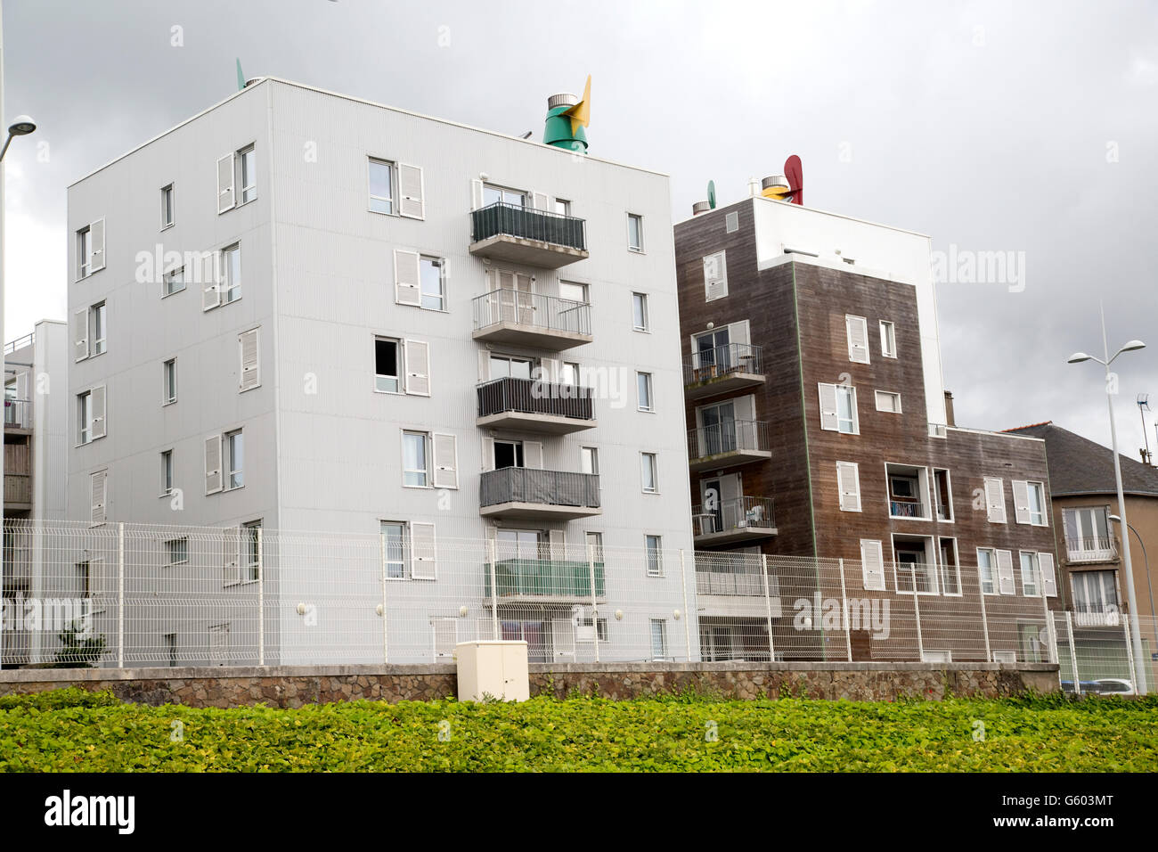 Vento assistita ventilazione naturale sistemi per la fornitura di energia zero raffreddamento su tetto di appartamenti Francia Foto Stock