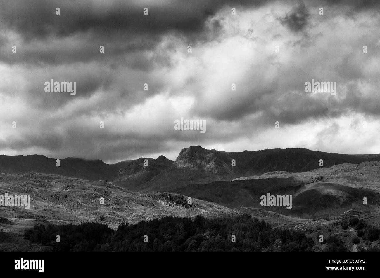Vista di Langdale pikes da Wansfell in Ambleside Foto Stock
