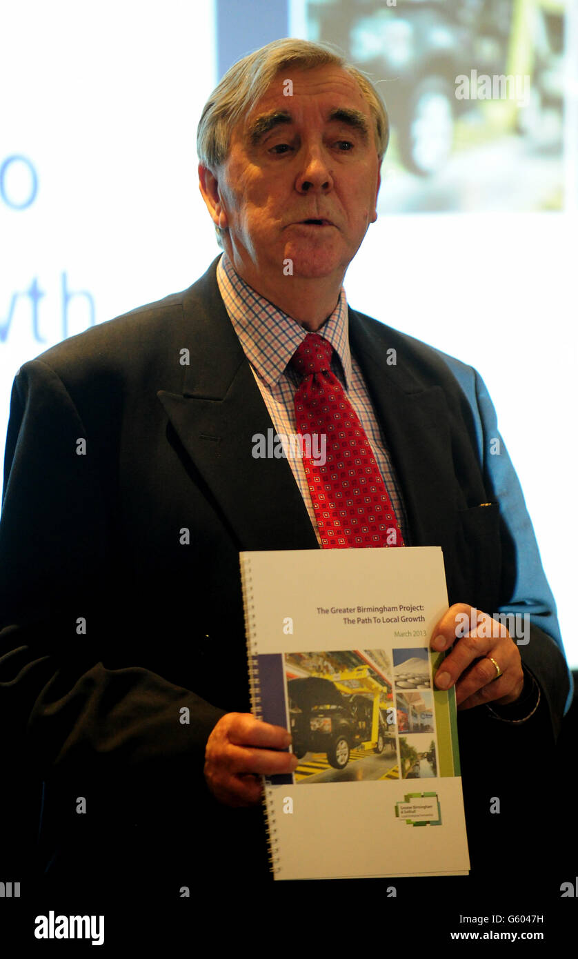 Leader del Solihull Metropolitan Borough Council Ken Meeson durante una presentazione del report Greater Birmingham Project, prima dell'inizio del progetto pilota, presso l'Hyatt Regency di Birmingham. Foto Stock