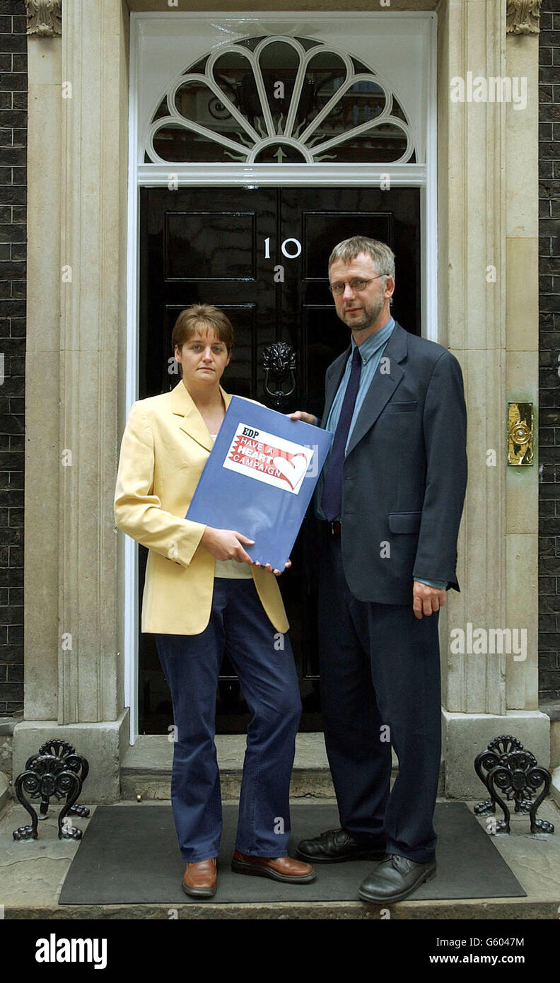 Da sinistra, Sharon Page, giornalista di EDP, e il corrispondente londinese Ian Collins a Downing Street, venerdì 2 agosto 2002, per presentare una petizione come parte della campagna "have a Heart" del giornale. PA Foto: Matthew Fearn Foto Stock