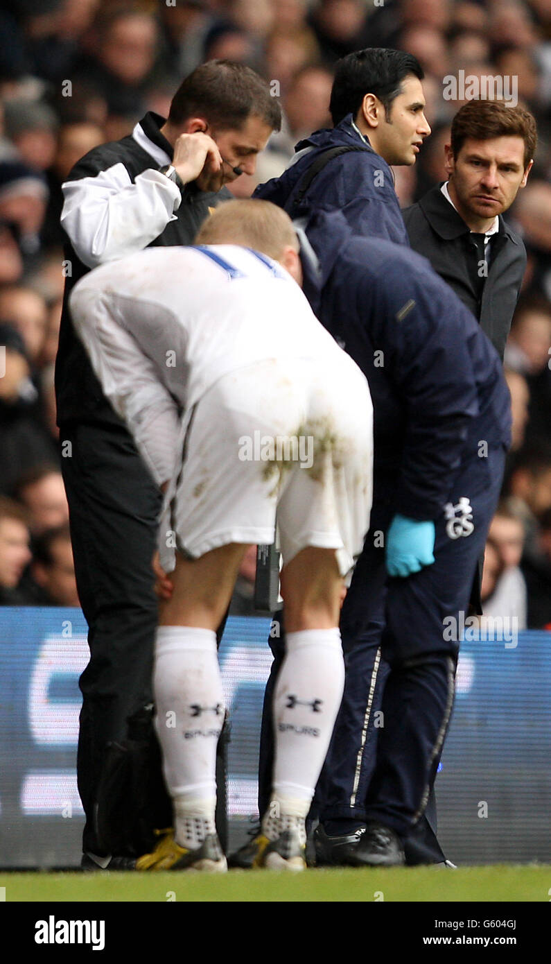 Andre Villas-Boas, il manager di Tottenham Hotspur, guarda come Gareth Bale riceve cure mediche dopo una sfida da parte di Giorgos Karagounis di Fulham Foto Stock