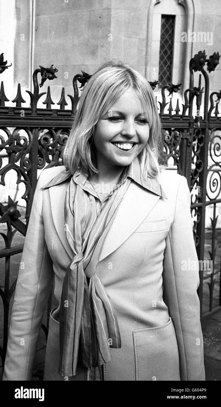 L'attrice Sally Thomsett, 26, dopo aver assestato le differenze tra lei e il suo ex-fidanzato uomo d'affari John Slade in High Court. Sally -- la bionda vertiginosa della serie televisiva "un po' di casa” aveva chiesto un ordine di non-molestation contro il signor Slade, ma dopo un colloquio di pace e un'audizione privata di un minuto prima del signor Justice Forbes, i due hanno raggiunto un accordo. Foto Stock