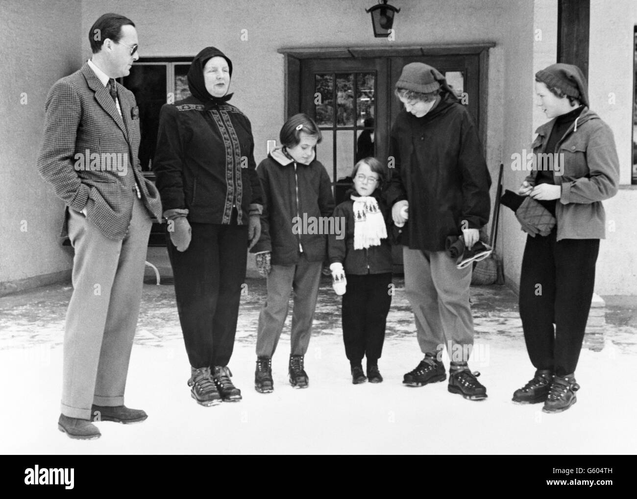 La regina Juliana dei Paesi Bassi, il marito del Principe Bernhard, e le loro quattro figlie a Grindelwald in Svizzera, dove si godono una vacanza di sport invernali. Le quattro principesse sono (l-r): Margriet, Marijke, Beatrice e Irene. Foto Stock