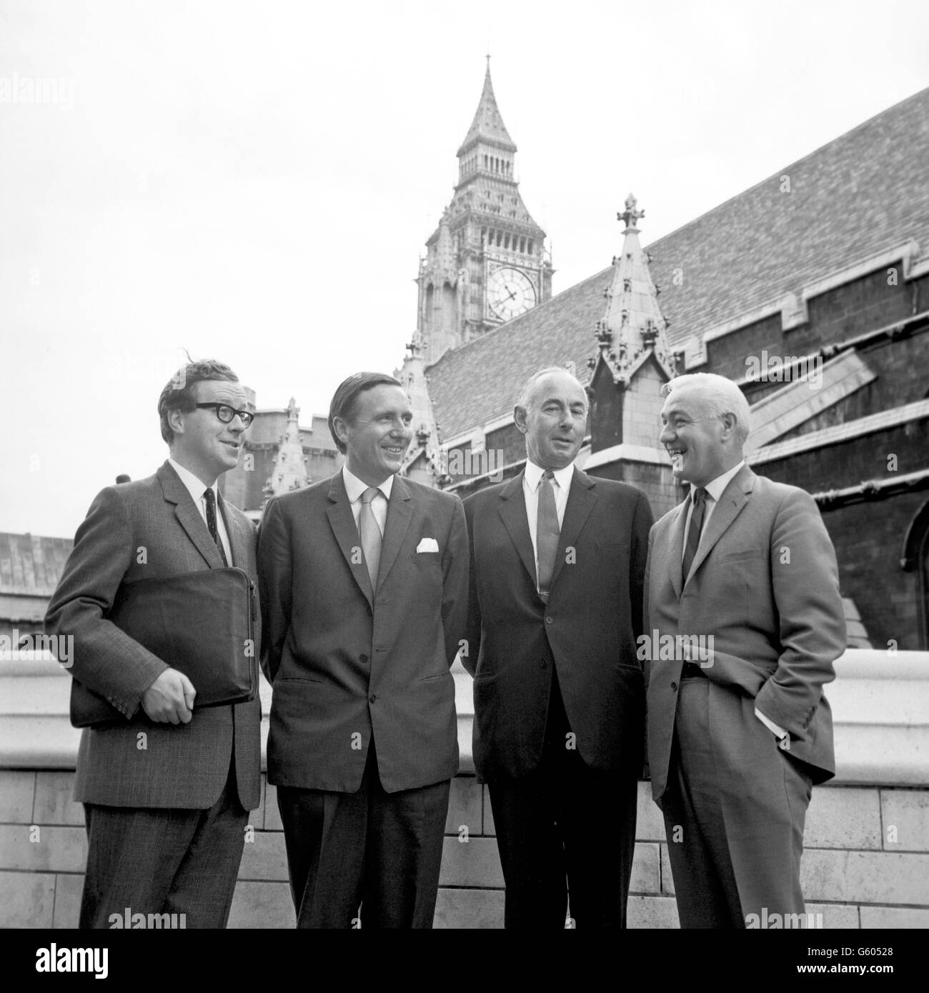 Al di fuori della House of Commons di Westminster sono stati visti nuovi parlamentari (da sinistra) Patrick Cormack (West Staffordshire), John Gilbert (Dudley, Worcestershire) e Jack Goldsmid (Lichfield, Staffordshire) con Fergus Montgomery, che ha mantenuto la sua sede a Brierley Hill, Staffordshire. Foto Stock