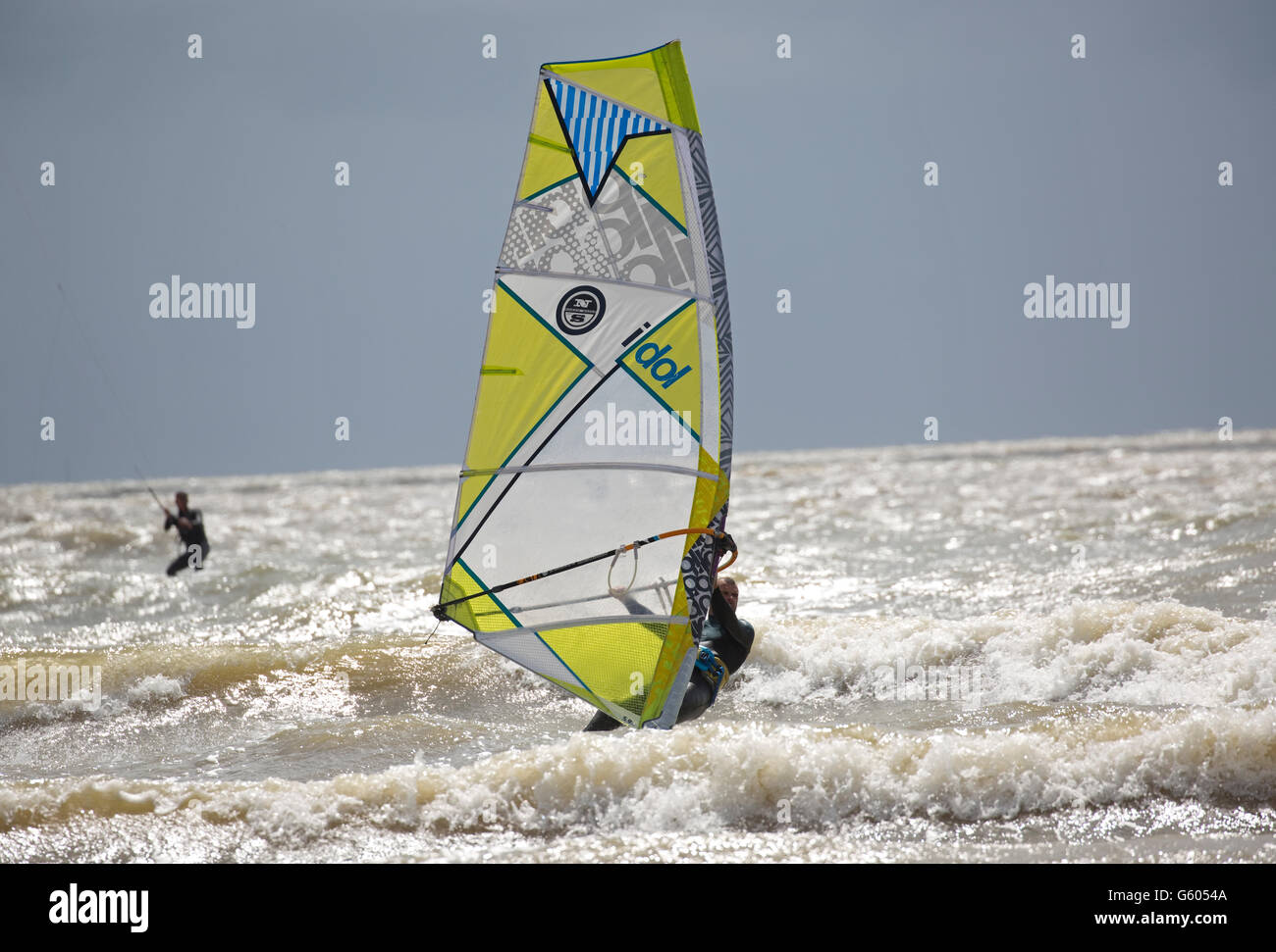 Windsurf surf a vela in mare mosso saint-brevin-les-Pins Francia Foto Stock