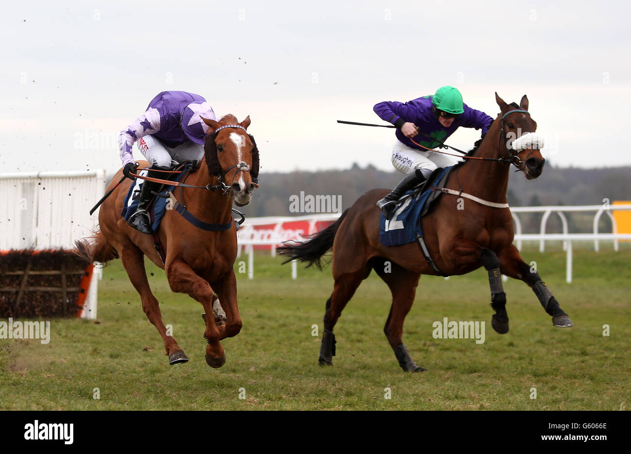 Il Salvatore di Willow guidato da Noel Fhilly (a sinistra) e dal fiume Hatters Guidato da Sam Twiston-Davies durante il Charlton Baker che sostiene Greatwood Gara di ostacoli per disabili Foto Stock