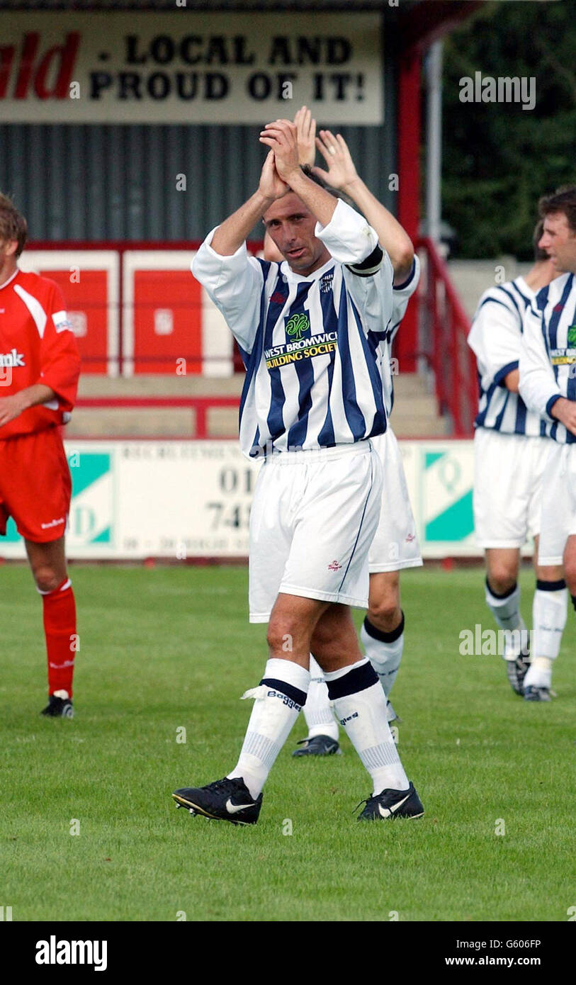 Il capitano di West Brom Derek McInnes applaude i fan dopo la loro vittoria del 4-0 al gioco pre-season friendly tra Stevenage e West Bromwich Albion a Broadhall Way, Stevenage. Foto Stock