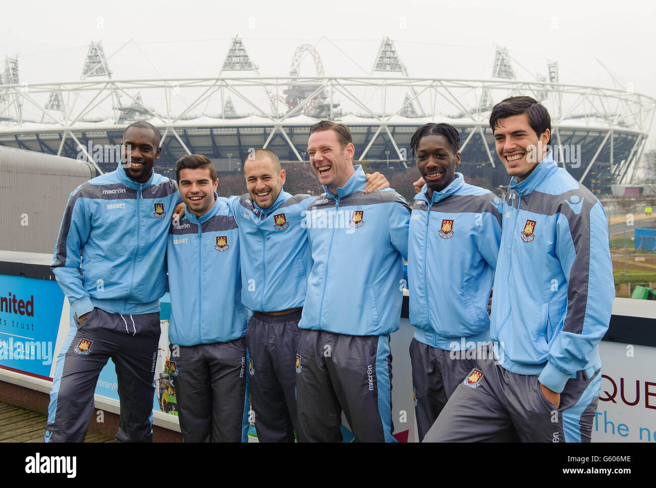 West Ham United calciatori (da sinistra a destra) Carlton Cole, Elliot Lee, Joe Cole, Kevin Nolan, Blair Turgot e James Tomkins a una fotocellula a Forman's Fish Island, nella zona est di Londra, per annunciare West Ham United come tenant di ancoraggio a lungo termine dello Stadio Olimpico di Stratford. Foto Stock